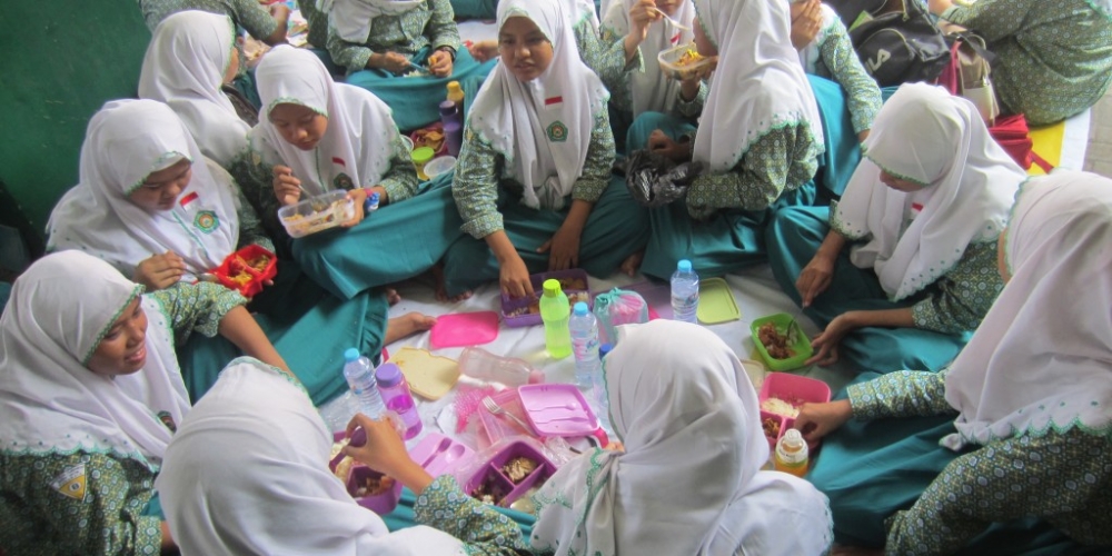 7. makan bersama