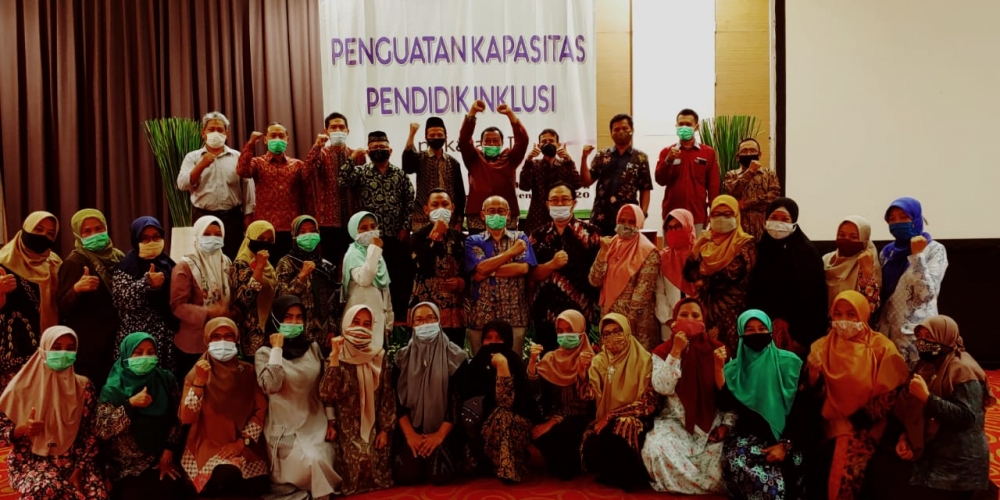 Foto Seluruh Peserta bersama Narasumber dan Panitia