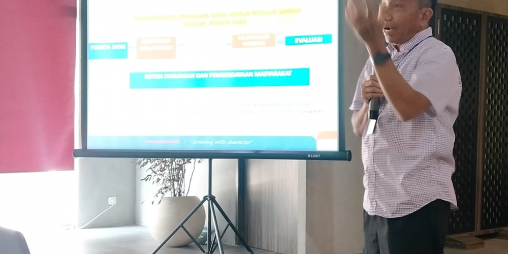 Pemateri 1 Prof. Dr. Jarwanto, M.Pd