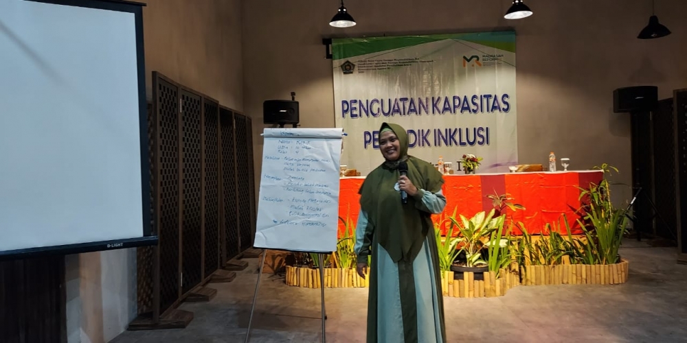 Pemateri 3 Hj. Lailil Qomariah, M.Pd.I